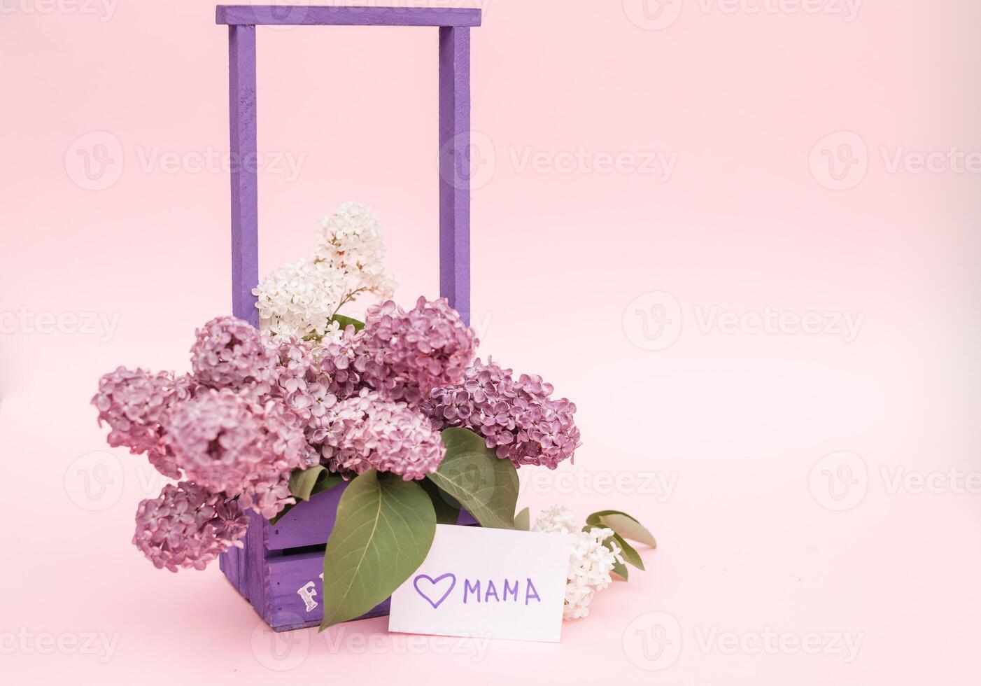 schön Strauß von lila lila und Karte auf lila Papier Hintergrund foto