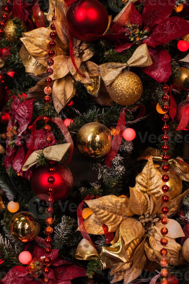 schließen oben von Weihnachten Baum mit Ornamente von Kugeln, Schneeflocken, Schlitten, Beleuchtung. foto