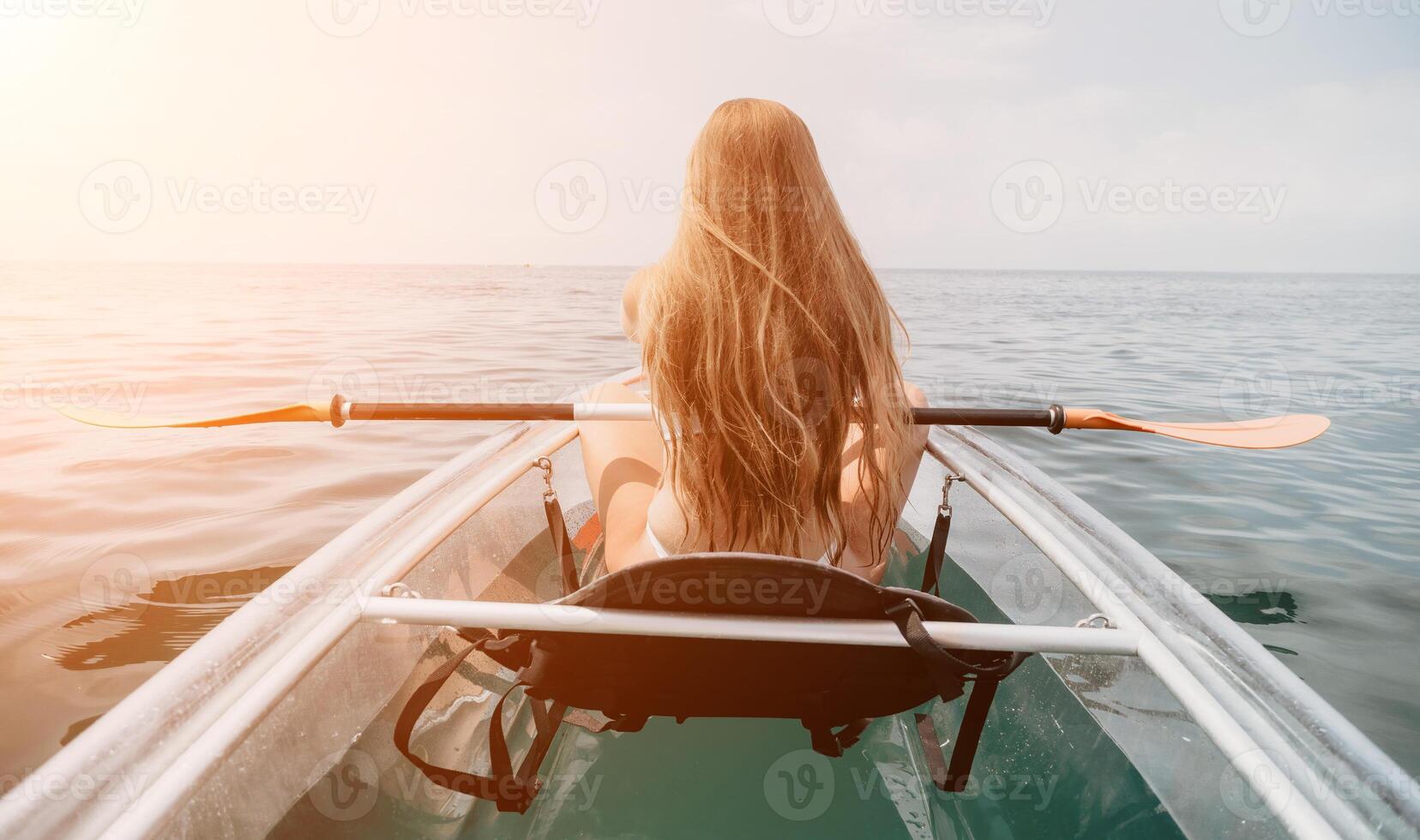 Frau im Kajak zurück Sicht. glücklich jung Frau mit lange Haar schwebend im transparent Kajak auf das Kristall klar Meer. Sommer- Urlaub Ferien und heiter weiblich Menschen entspannend haben Spaß auf das Boot foto