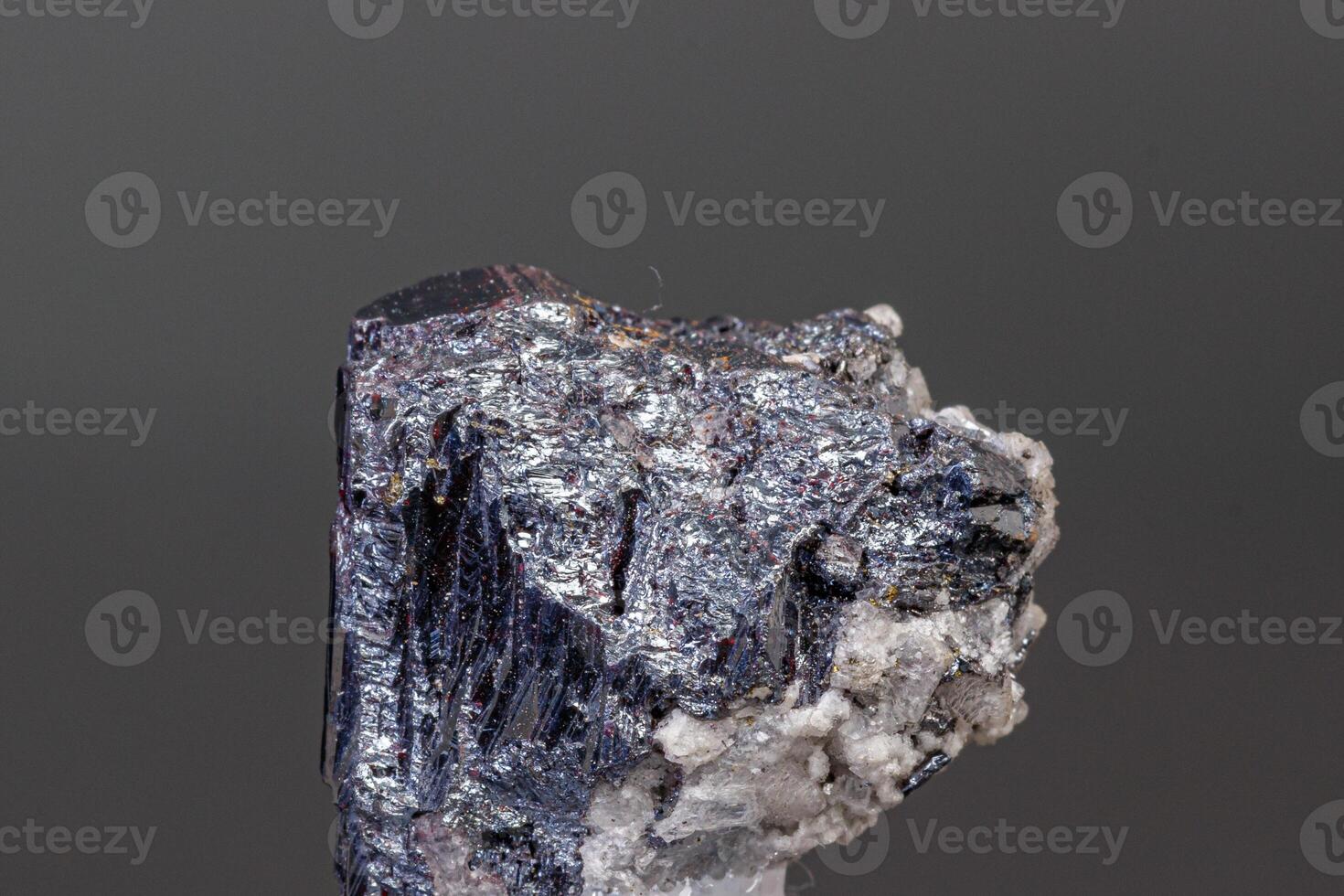 Makro Mineral Akanthit Stein auf ein schwarz Hintergrund foto