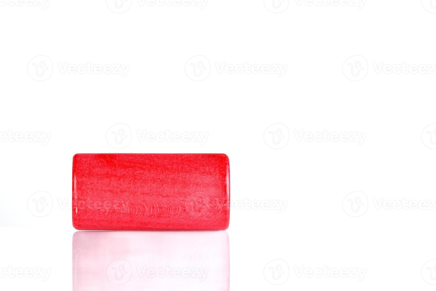 hölzern Würfel von rot Farbe auf ein Weiß Hintergrund foto