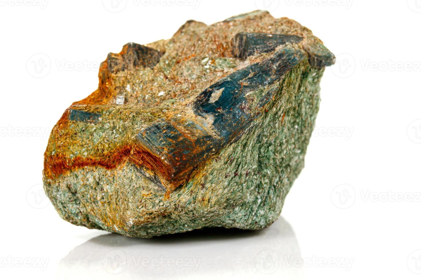 Makro Stein Mineral Diopsid Calcit Magnetit auf ein Weiß Hintergrund foto