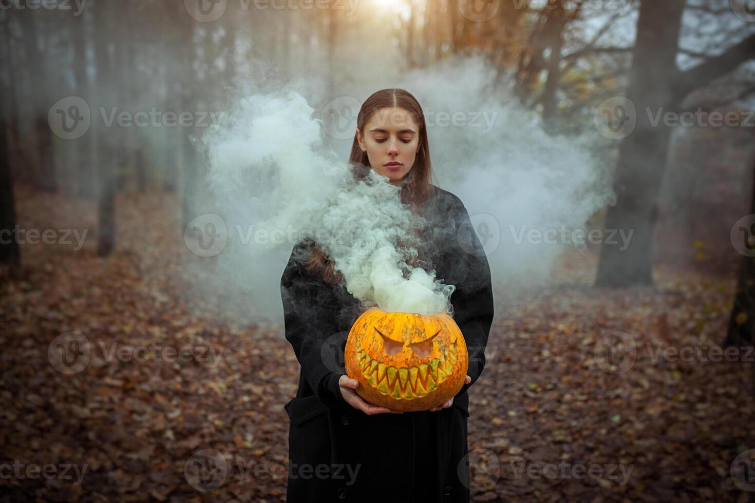 jung Frau halten das Halloween Kürbis mit das Rauch Kommen von Innerhalb von es foto