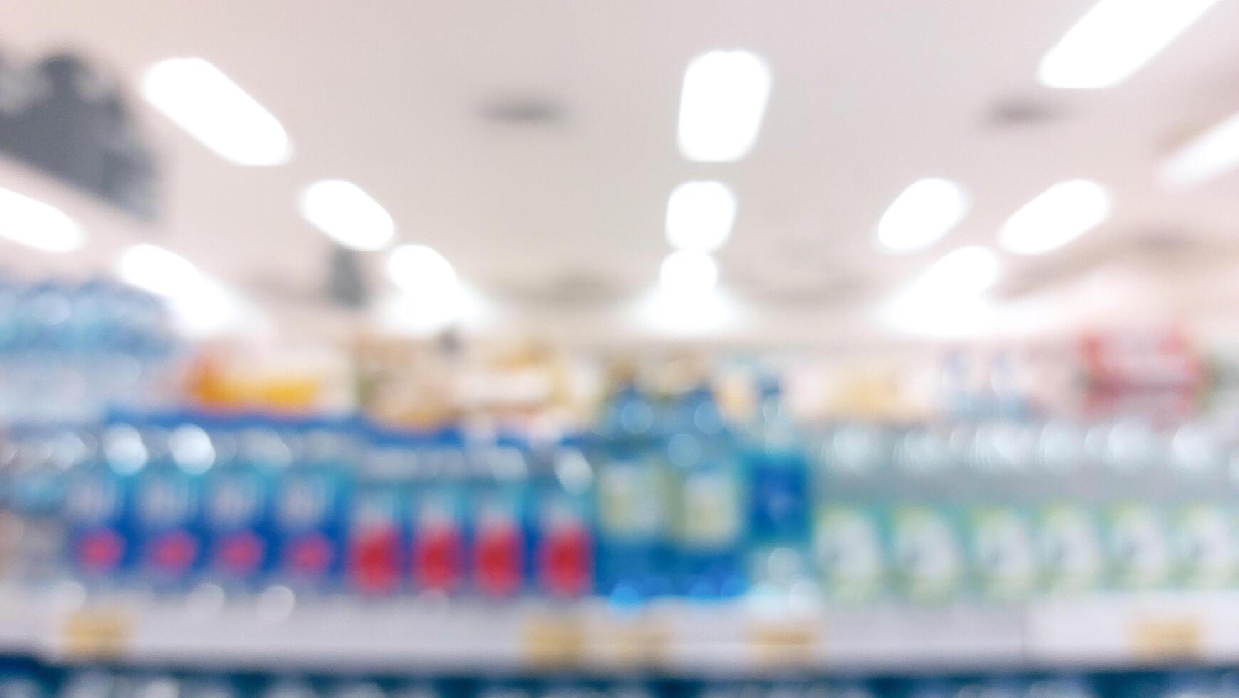 Supermarkt Gang und Regale verschwommen Hintergrund. Lebensmittelgeschäft Geschäft Verkauf Geschäft Konzept foto