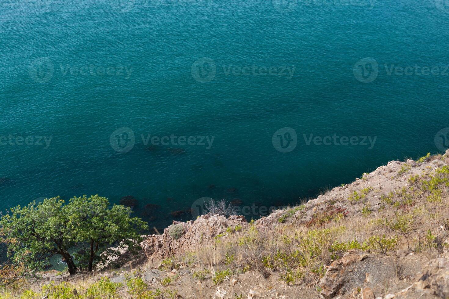 Seelandschaft mit felsig Klippen foto