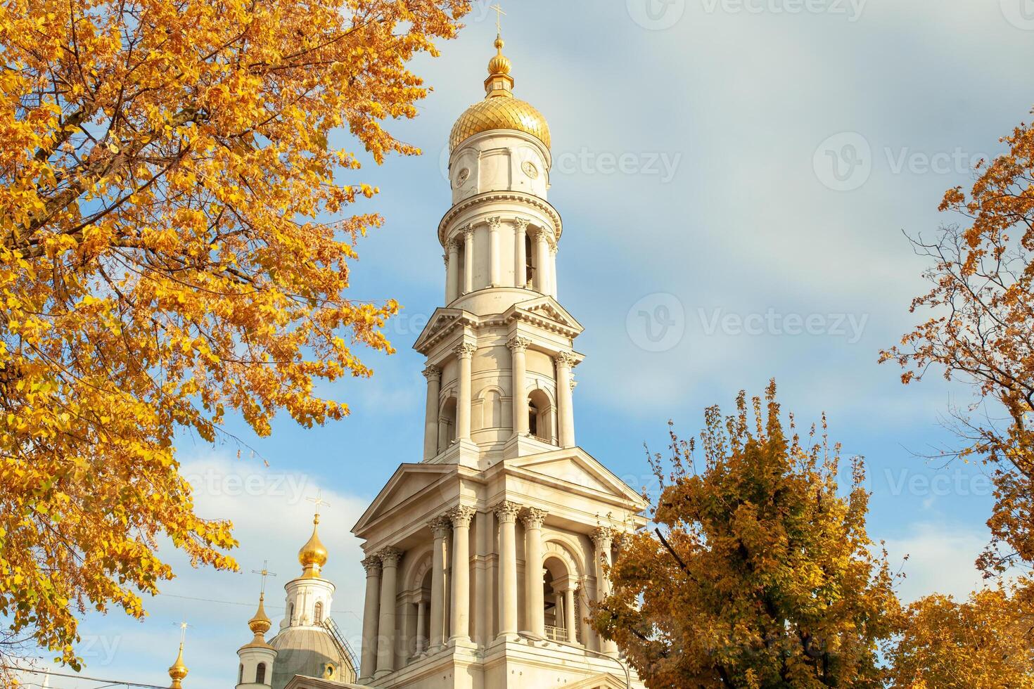 Fragment von das Kirche Turm von ein Christian Kirche im Europa gegen das Hintergrund von Herbst Blätter foto