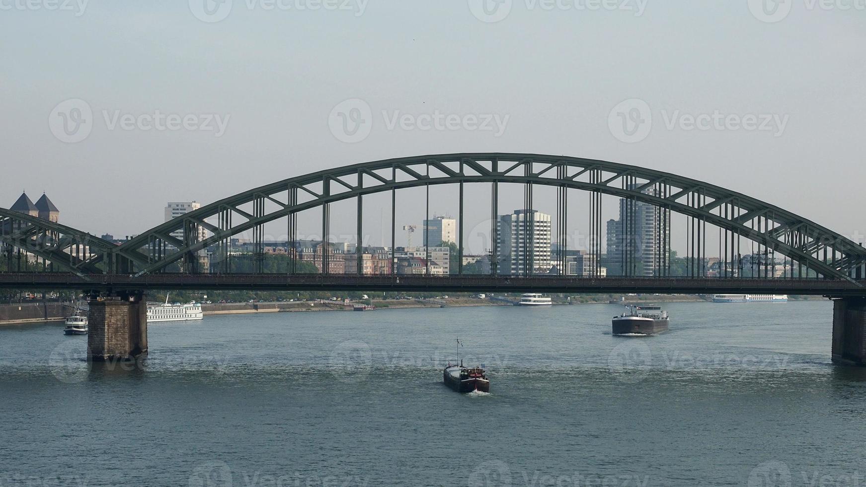 hohenzollernbruecke hohenzollernbrücke über den rhein in koel foto