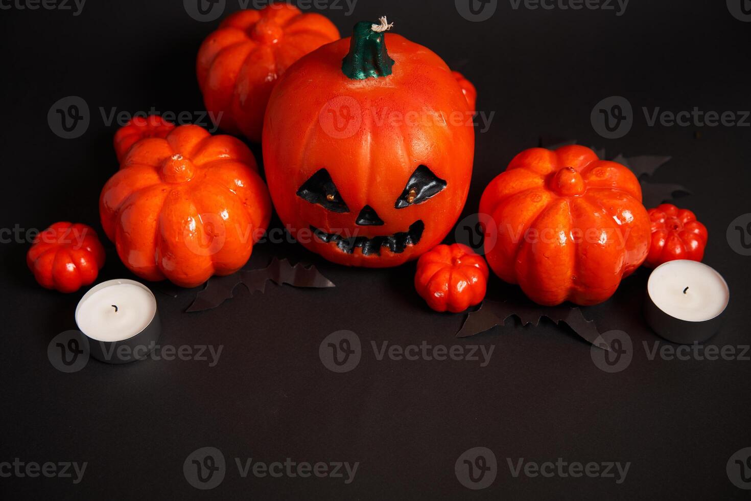 Halloween Hintergrund, Orange dekorativ Plastik Kürbis schwarz Papier Schläger schwarz Karton das Erntedankfest Gruß Karte foto