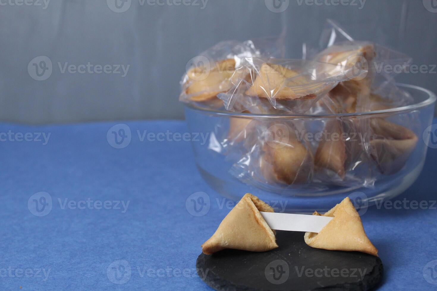 Chinesisch Kekse auf ein Stand auf ein Hintergrund mit Prognose Text. Chinesisch Neu Jahr Traditionen foto