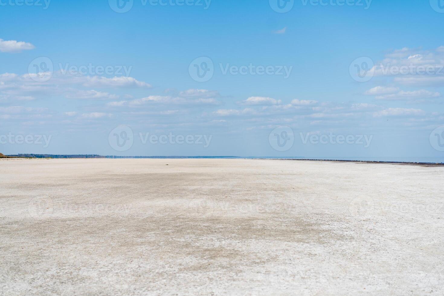 trocken Meer endlos Sand schön Wolken schön Landschaft Mündung. foto