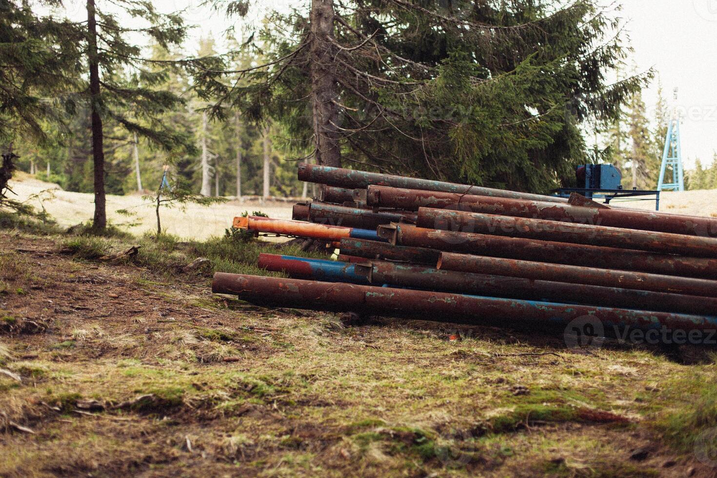 rostig Metall Rohre im das Wald Nahansicht foto