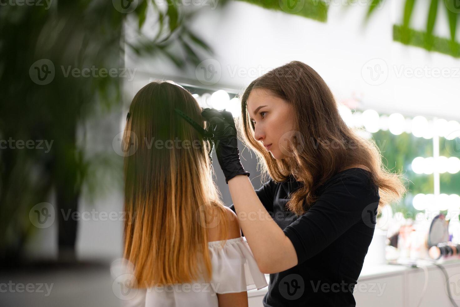 jung Kosmetikerin kaukasisch Mädchen hält Modell- Augenbraue Korrektur foto