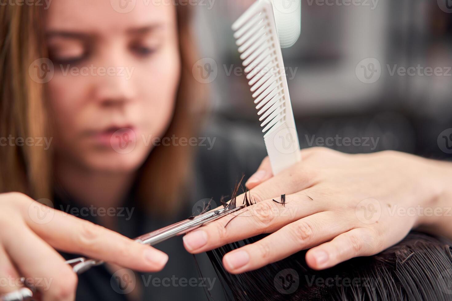 schön kaukasisch Frau Friseur tun Frisur zu Klient. foto