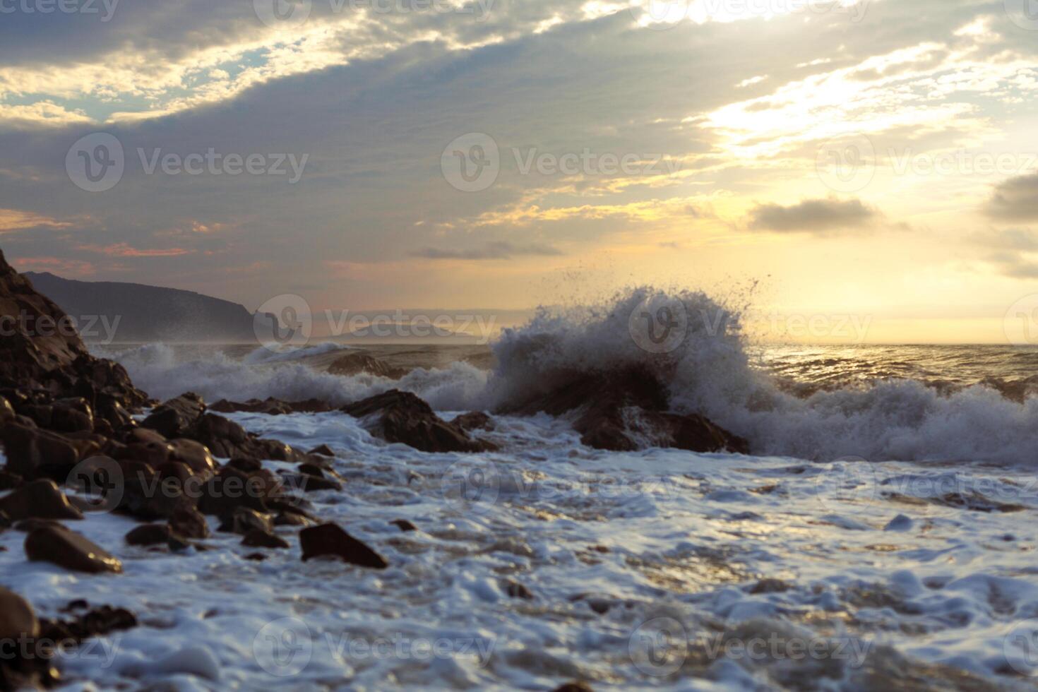 scharf Felsen im das Meer oder Ozean Schaum Welle foto