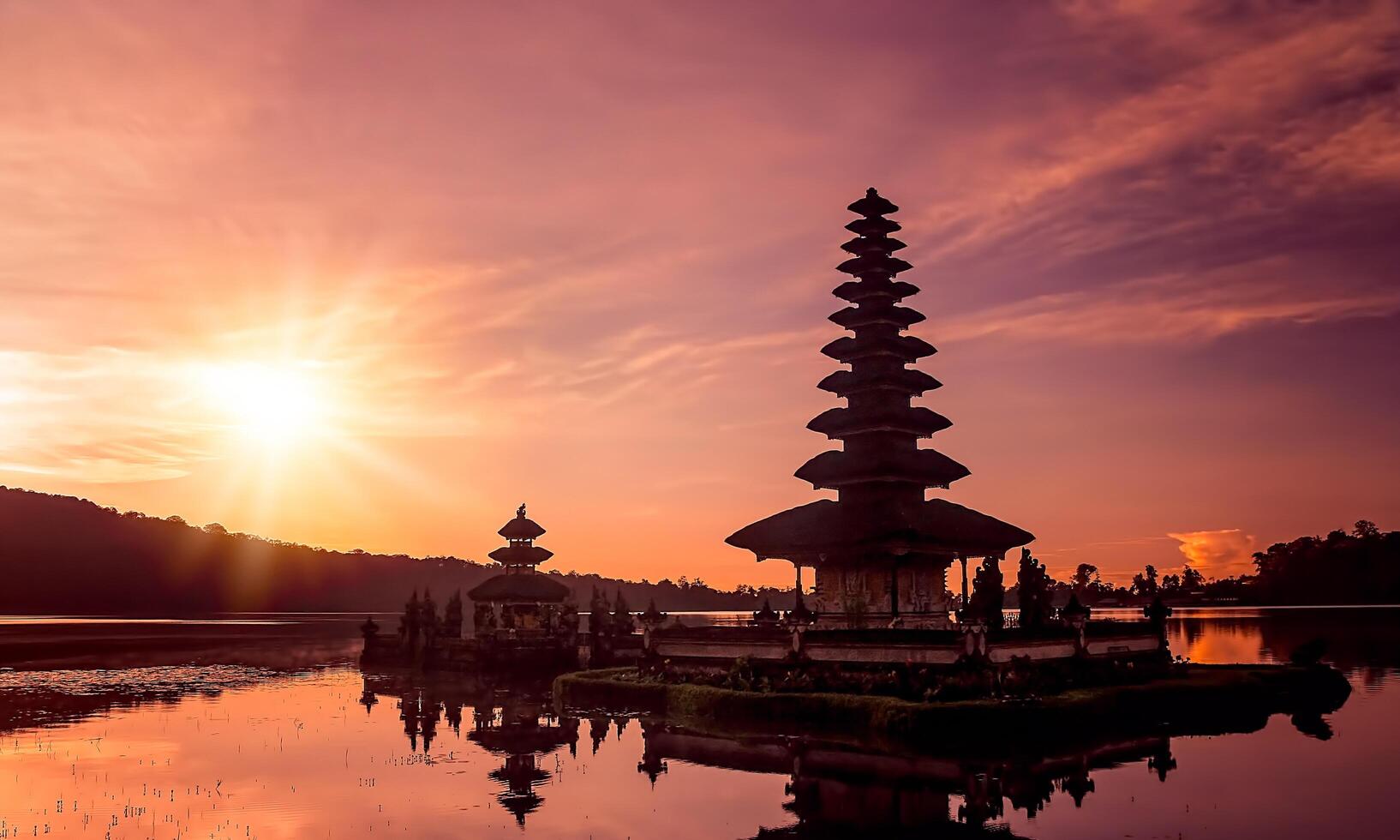 Hintergrund von das Stille von Nyepi Tag mit das Tempel beim Sonnenuntergang foto