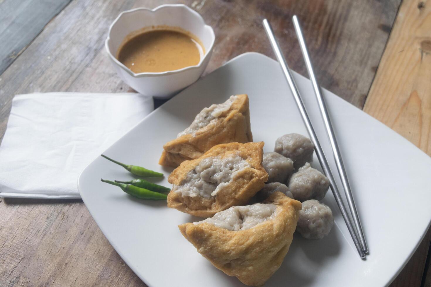 Tofu und Fleischklößchen auf hölzern Tabelle foto