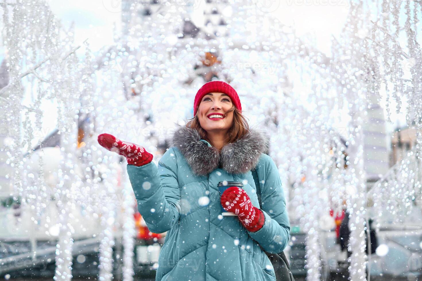 schön schön mittleren Alters Mädchen mit lockig Haar warm Winter Jacken steht Eis Eisbahn Hintergrund Stadt, Dorf Quadrat. foto