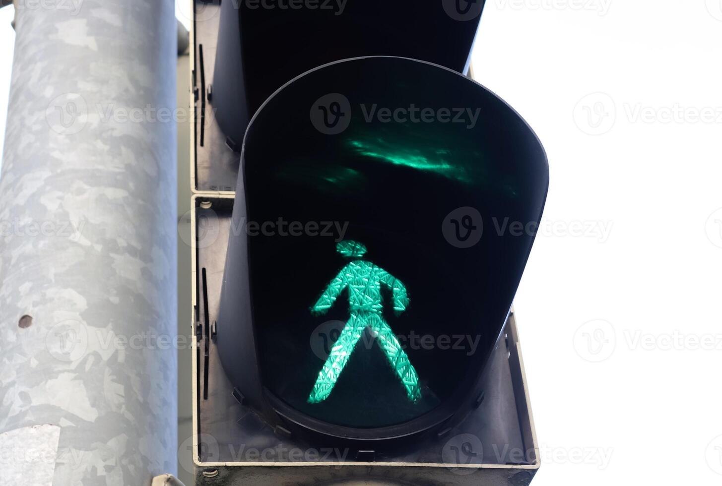 grüne und rote Ampeln für Fußgänger und Autos foto