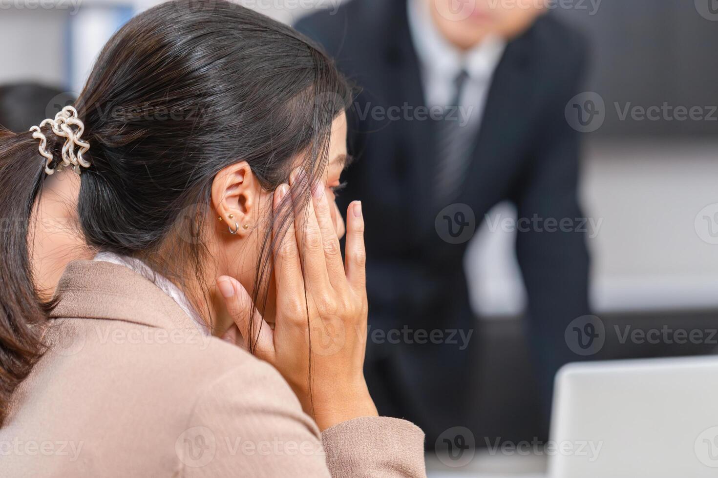 ernst treffen, jung Frau Kopfschmerzen im ein Treffen Zimmer, weiblich Kollege Abdeckung ihr Gesicht foto