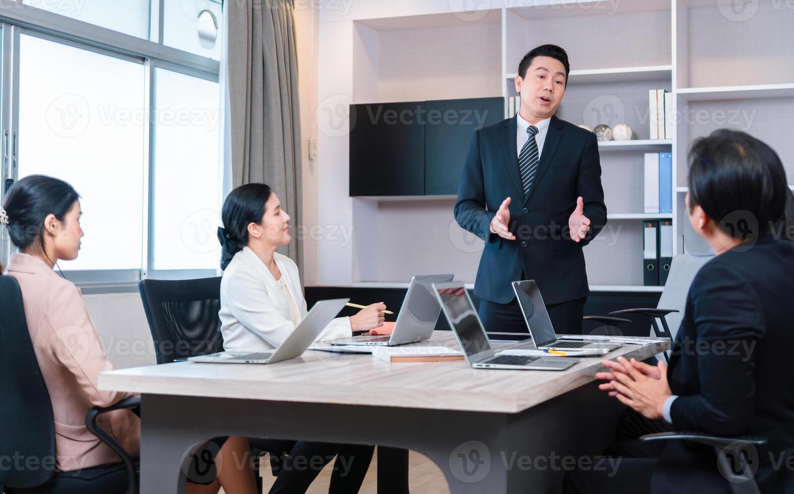 Gruppe von Mitarbeiter im ein Konferenz Zimmer während das treffen, Geschäft Menschen im Tafel Zimmer Treffen beim das Büro foto