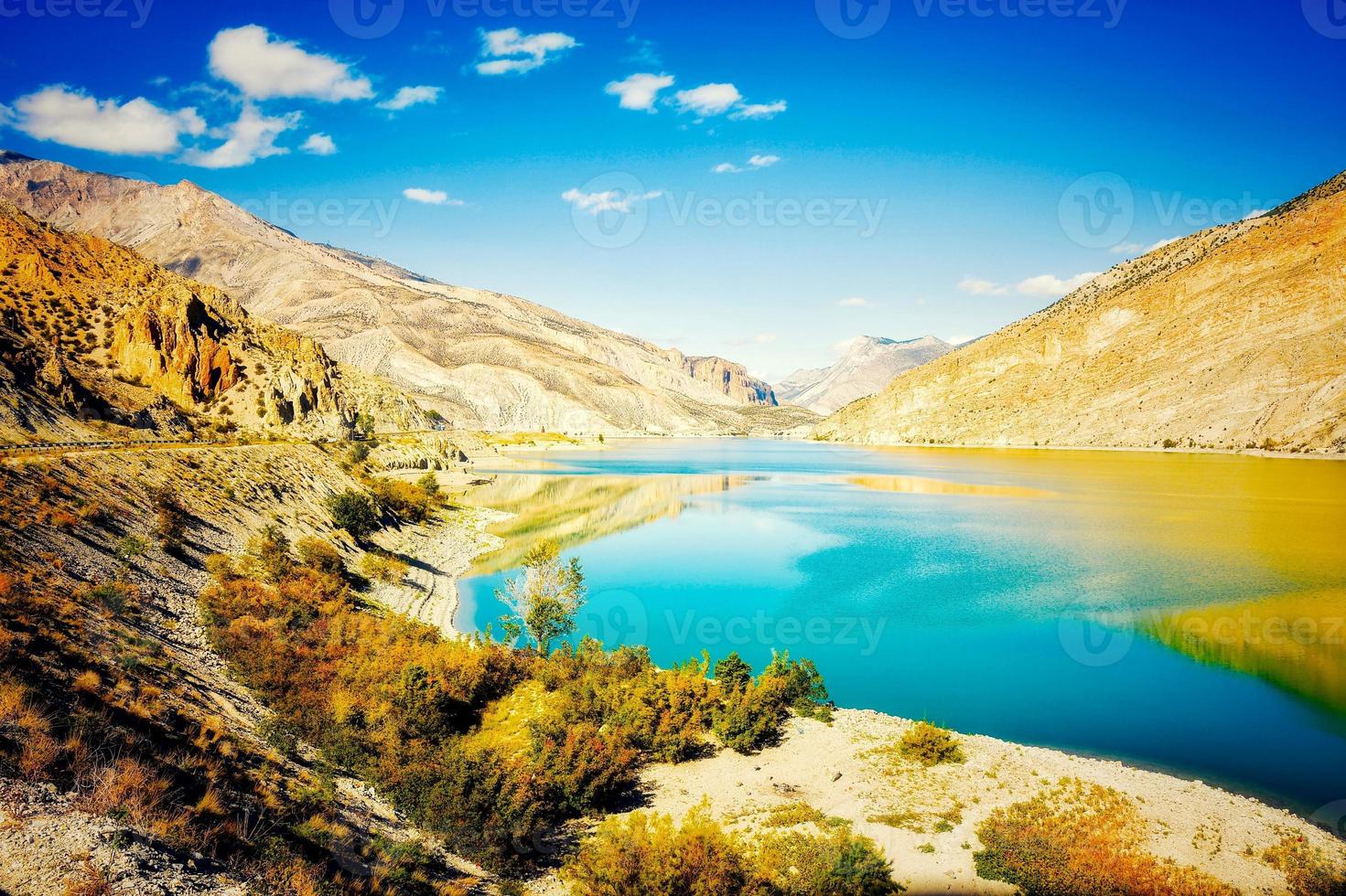 Panoramablick auf blaues Wasser von Chorokhi in der Türkei Artvin Region mit malerischem Berghintergrund im klaren sonnigen Herbsttag foto