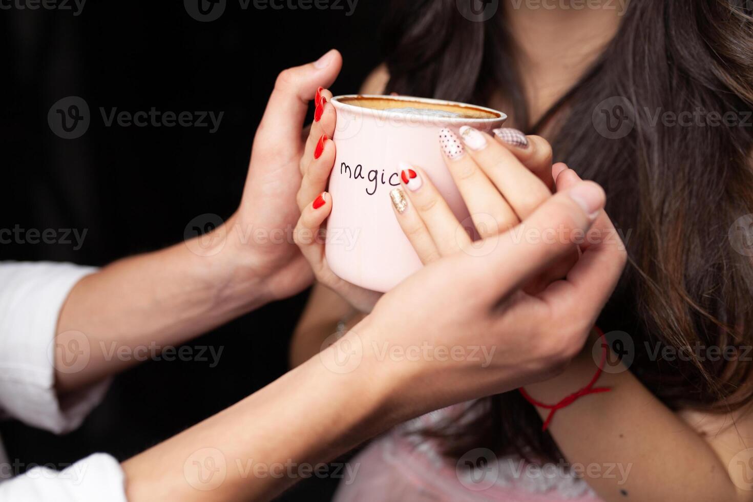 unkenntlich Mann und Frau halt mit zwei Hände ein Becher von heiß Kaffee. Paar im Liebe. Liebe Pflege Konzept. foto