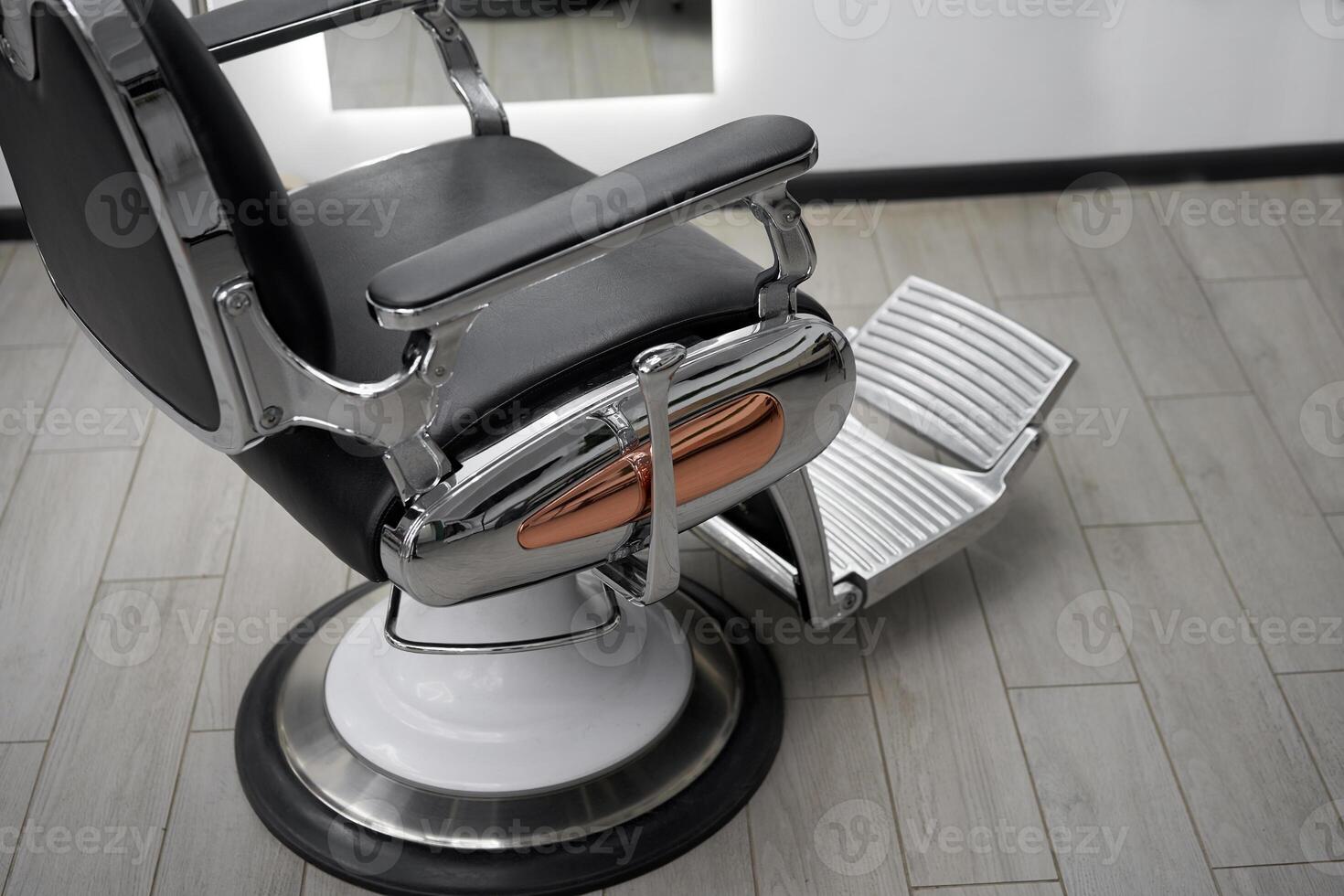 klassisch Jahrgang Barbier Stuhl steht Gegenteil Spiegel stilvoll Weiß Barbier Geschäft Innere. foto