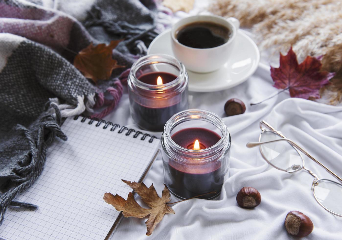 Herbststillleben mit Kürbissen und Kaffee foto