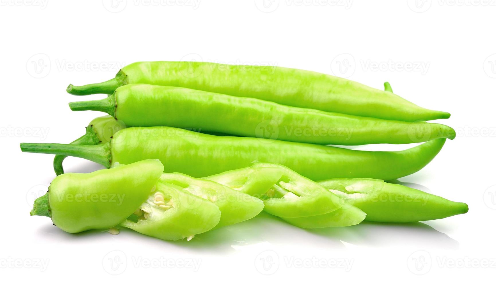 grüne scharfe Chilischote auf weiß foto
