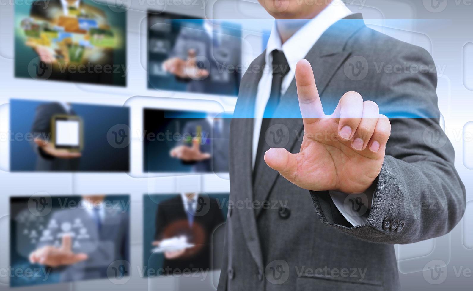 Geschäftsmann Hand Drücken der Taste auf einer Touchscreen-Schnittstelle foto