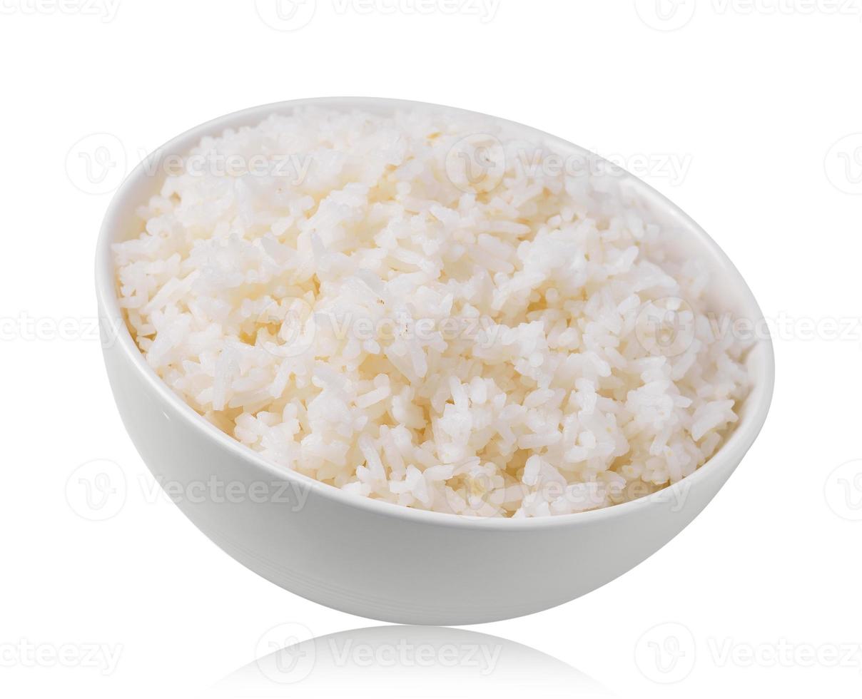 Reis in einer Schüssel auf weißem Hintergrund foto