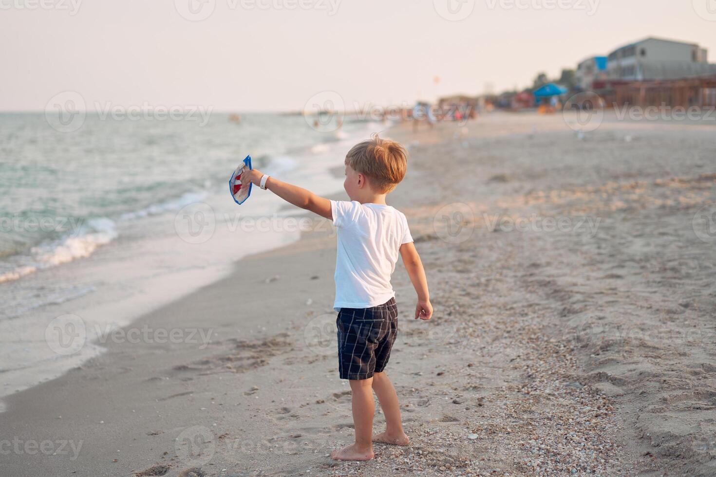 kaukasisch Junge Stehen Strand. Kindheit Sommer. Familie Ferien foto