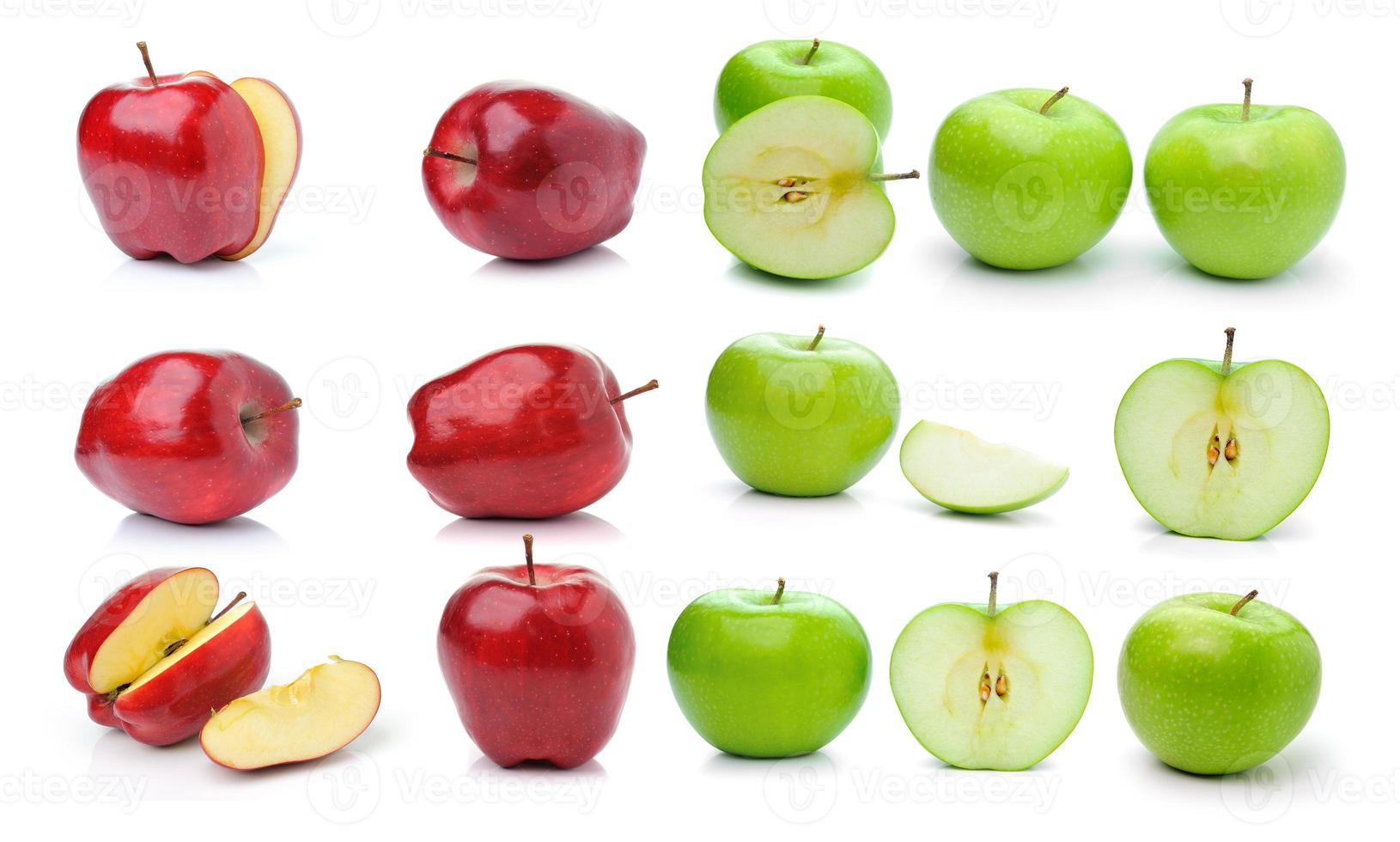 roter reifer und grüner Apfel isoliert auf weißem Hintergrund foto
