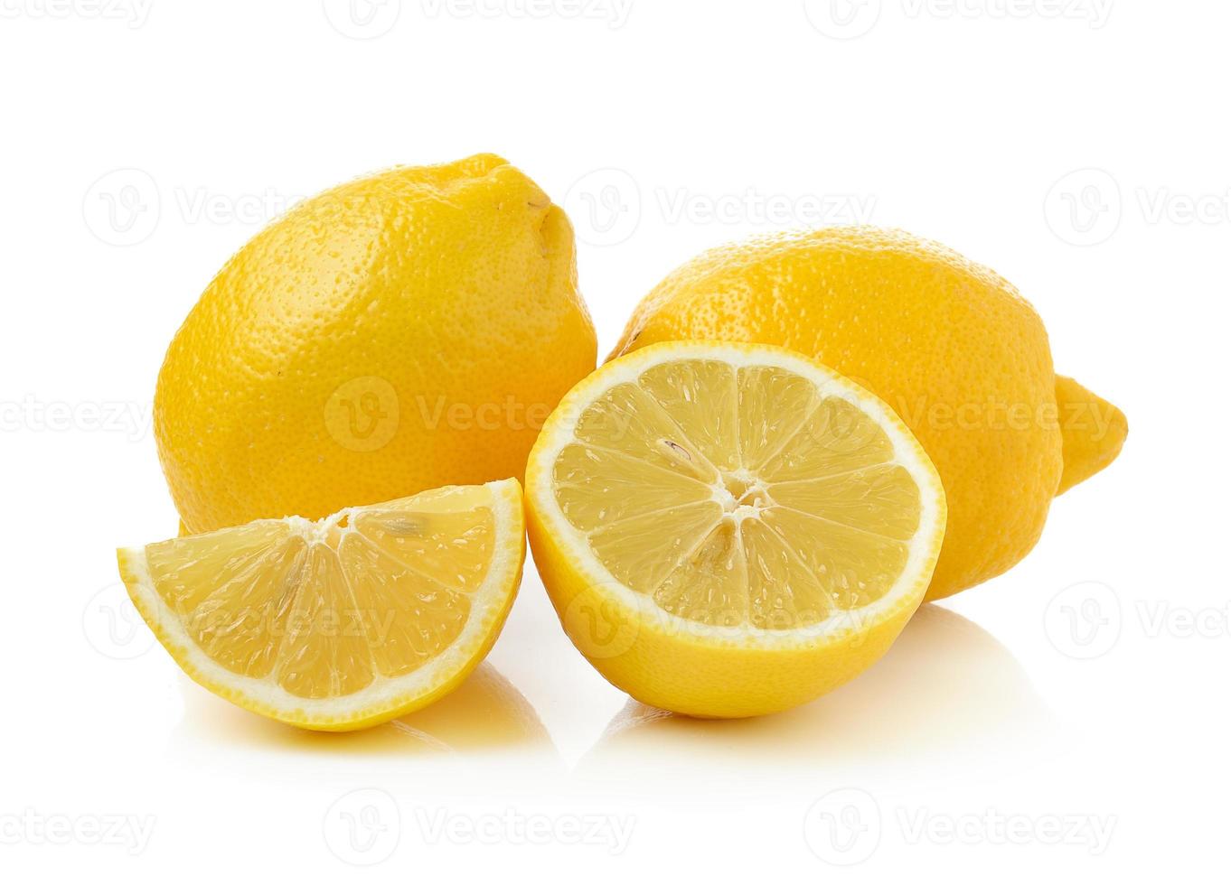 frische Zitrone lokalisiert auf einem weißen Hintergrund foto
