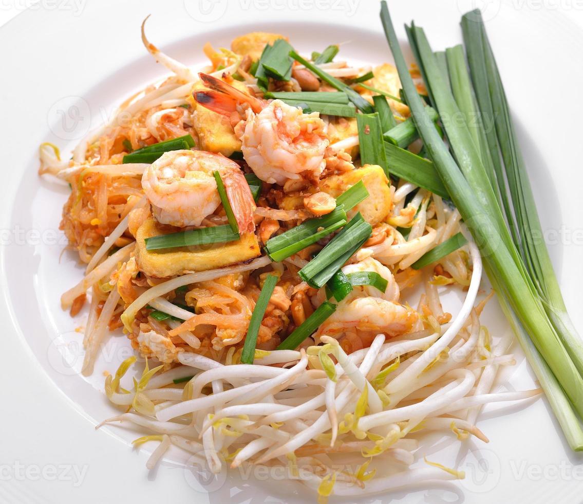 Thai Food Pad Thai, Nudeln mit Garnelen anbraten foto