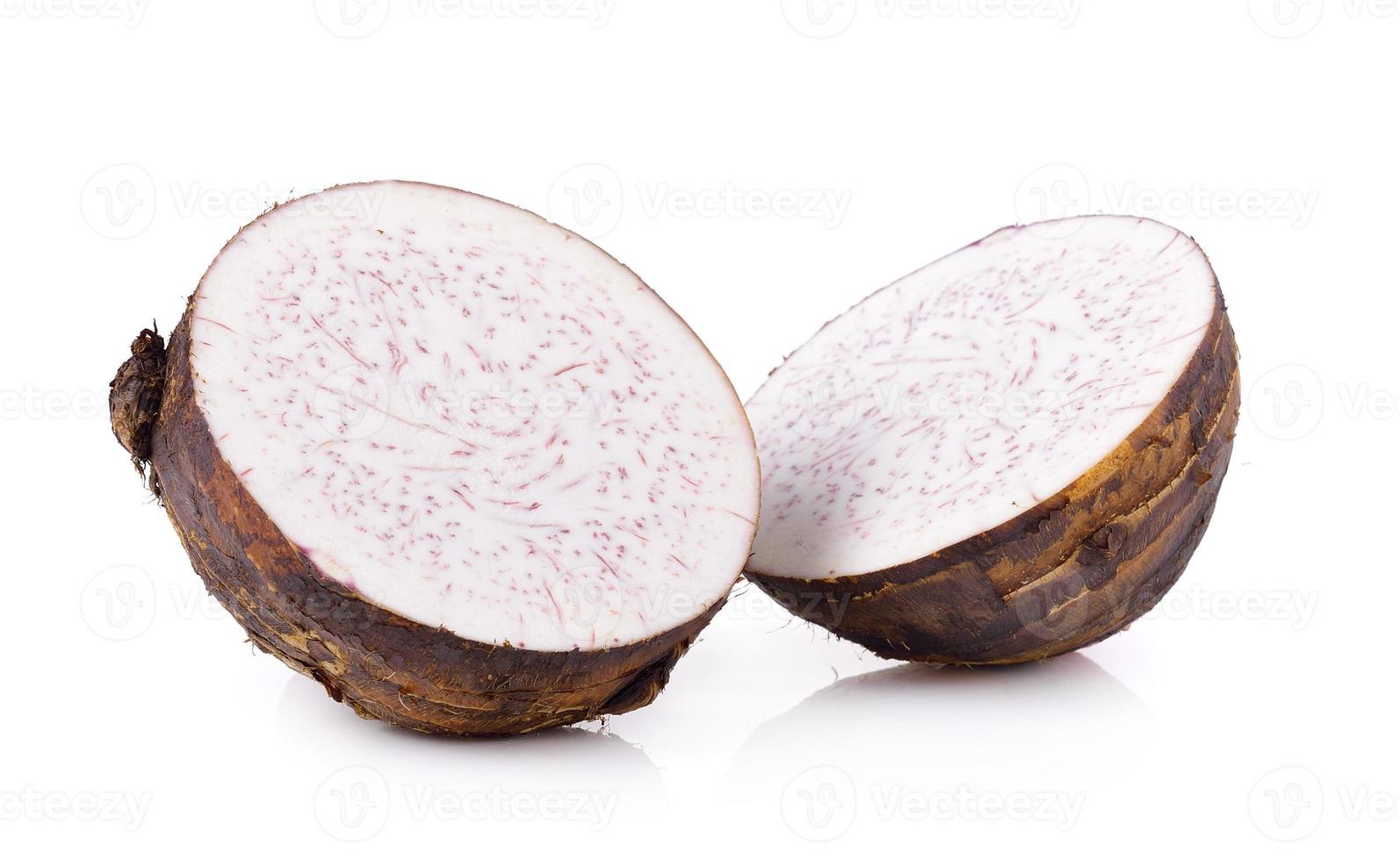 Taro-Wurzeln auf weißem Hintergrund foto