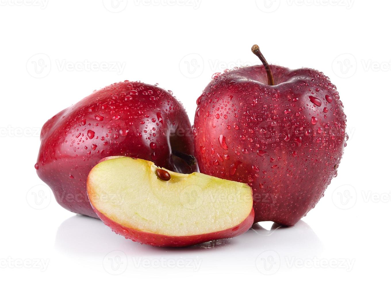 roter Apfel mit Wassertropfen auf weißem Hintergrund foto