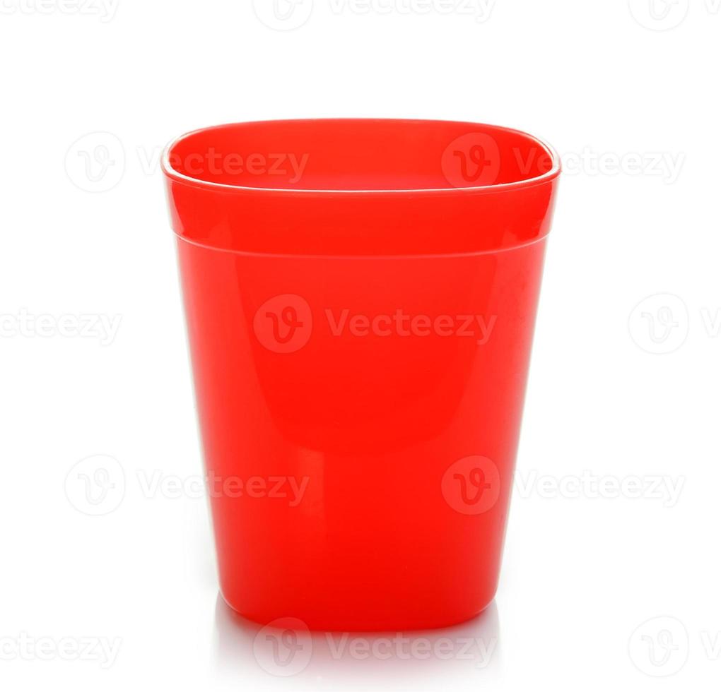 roter Plastikbecher isoliert auf weißem Hintergrund foto