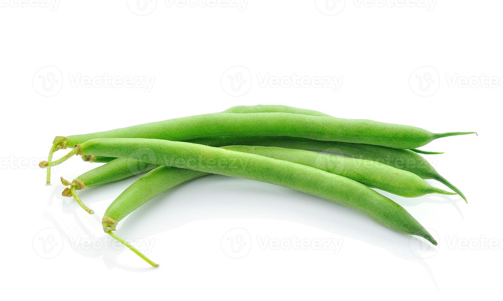 grüne Bohnen auf weißem Hintergrund foto