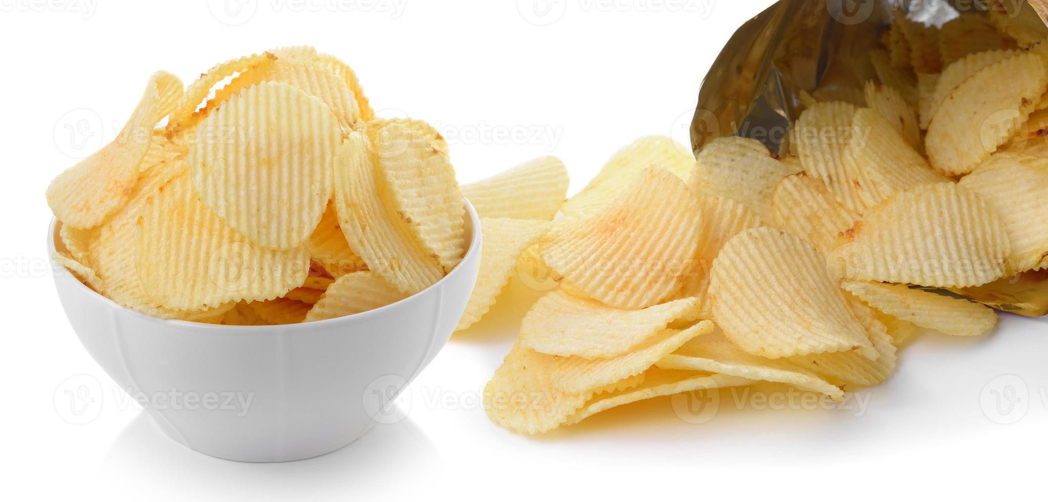 Haufen Kartoffelchips auf weißem Hintergrund foto