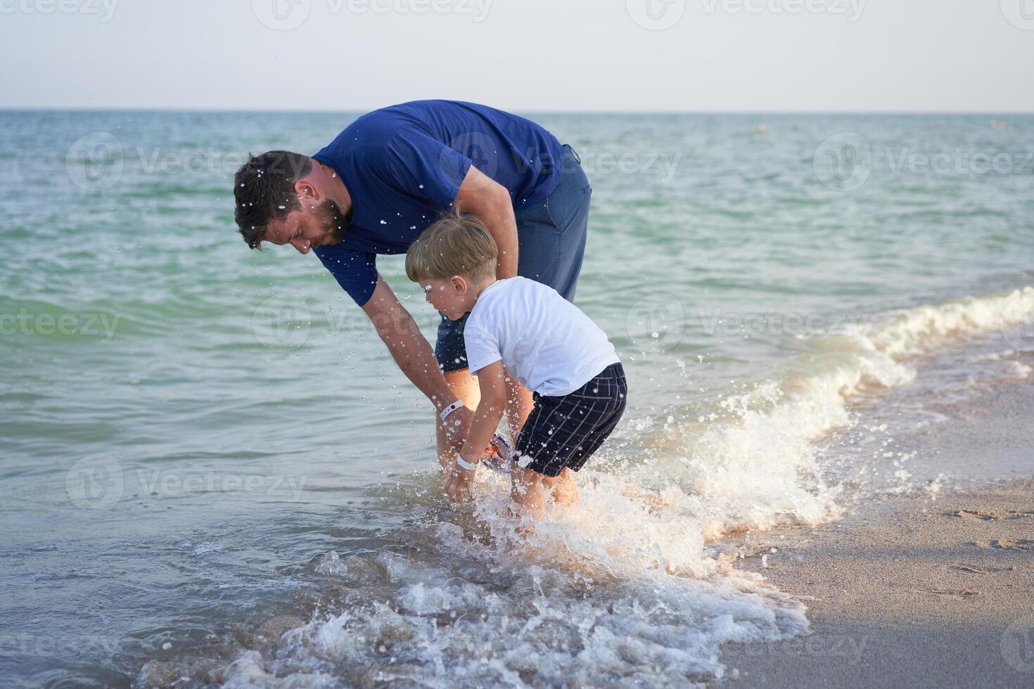 Vater Sohn Ausgaben Zeit zusammen Meer Ferien jung Papa Kind wenig Junge Gehen Strand foto