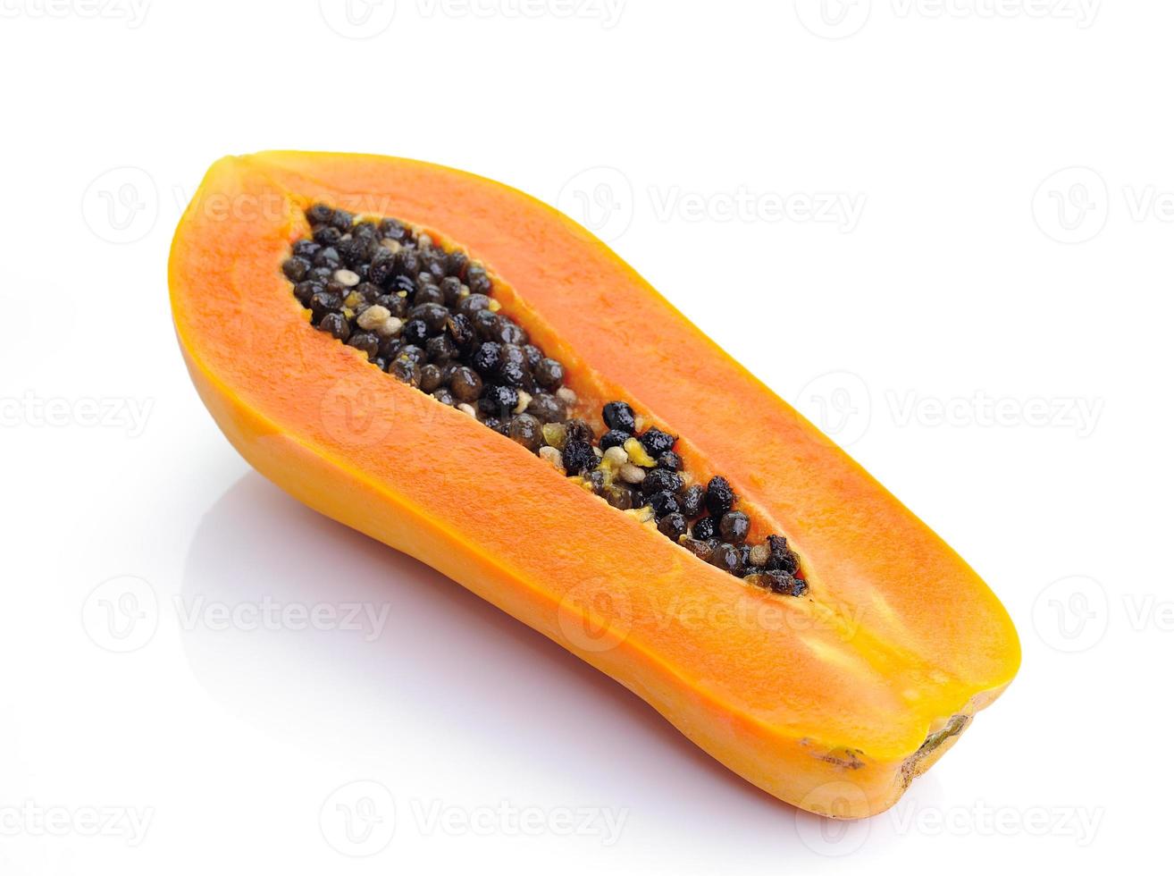 frische reife saftige Papaya-Scheibe auf weißem Hintergrund foto