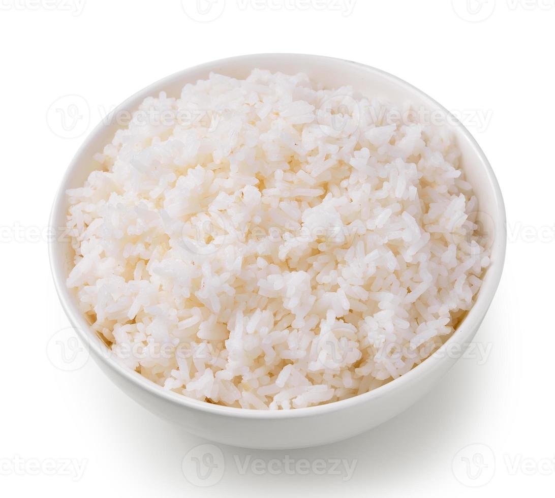 Reis in einer Schüssel auf weißem Hintergrund foto