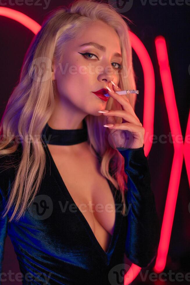 jung Blondie Frau Rauchen ein Zigarette im das öffnen Kleid foto