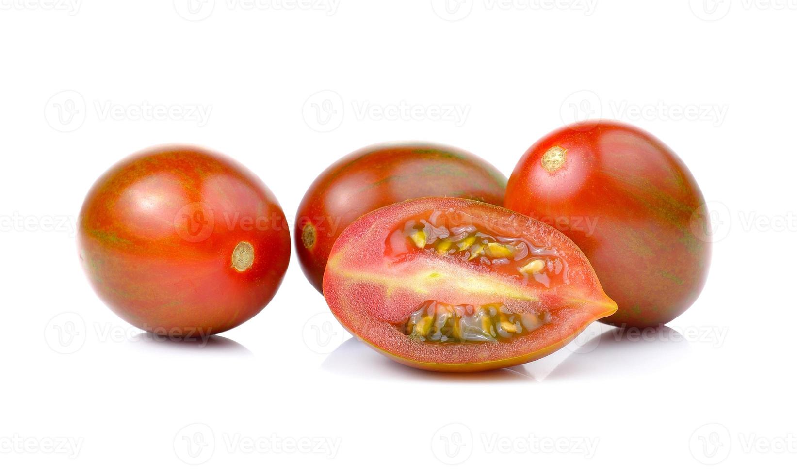 Schokoladentomate oder braune Tomate auf weißem Hintergrund foto