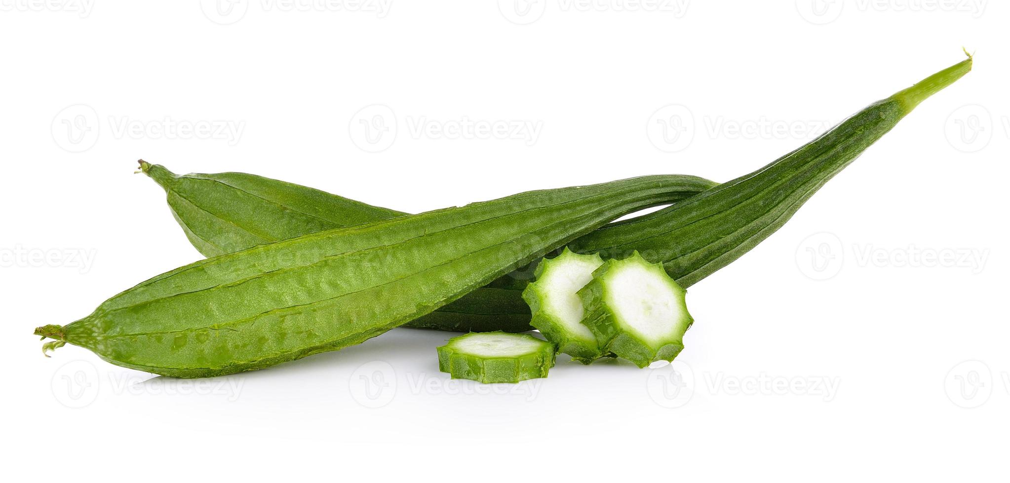 frische abgewinkelte Luffa-Frucht auf weißem Hintergrund foto