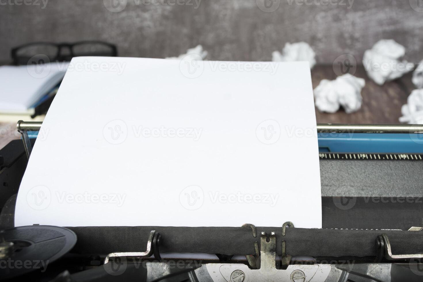 Blau Schreibmaschine mit Papier Blatt. Raum zum Ihre Text. foto