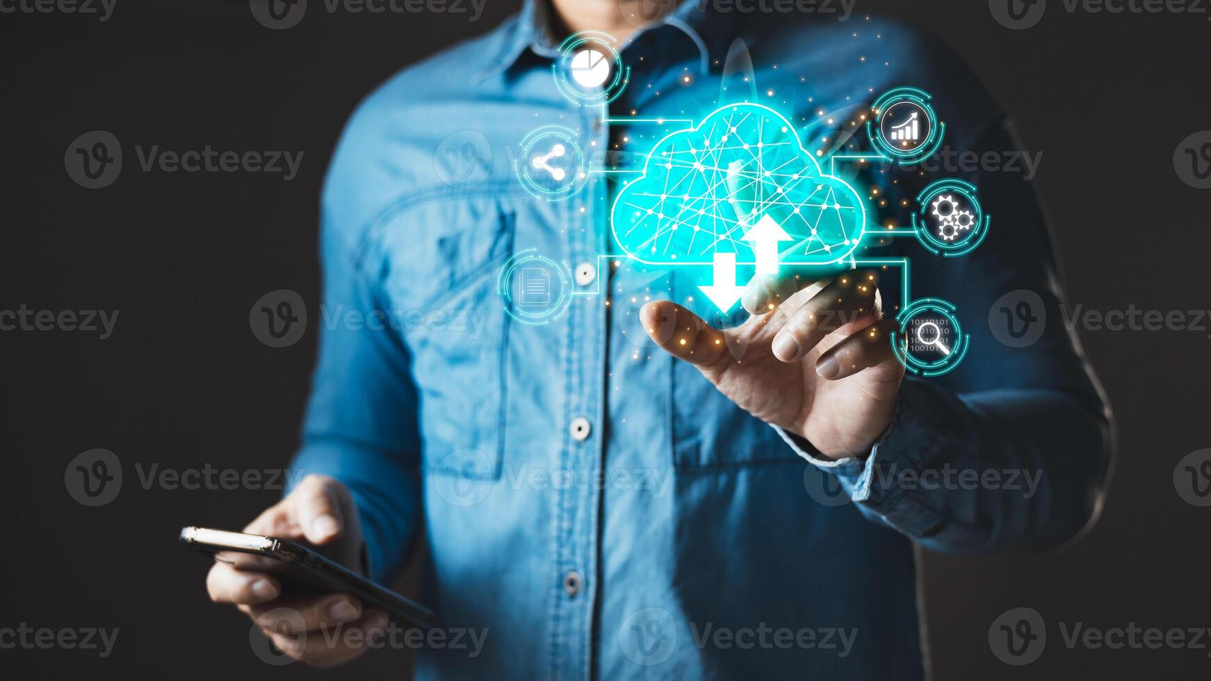 Mann halten Symbol Wolke Computing Diagramm Show auf Hand. Daten storage.cloud Technologie.sicher Backup und Konsistenz Vernetzung und Internet Bedienung Konzept.Umsetzung Lager Technologie im Geschäft foto