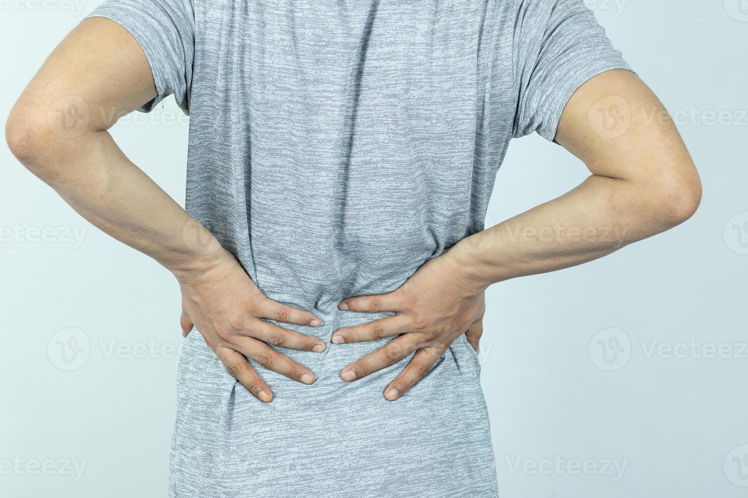 Mann Leiden von Schmerzen im das Taille auf ein Weiß Hintergrund foto
