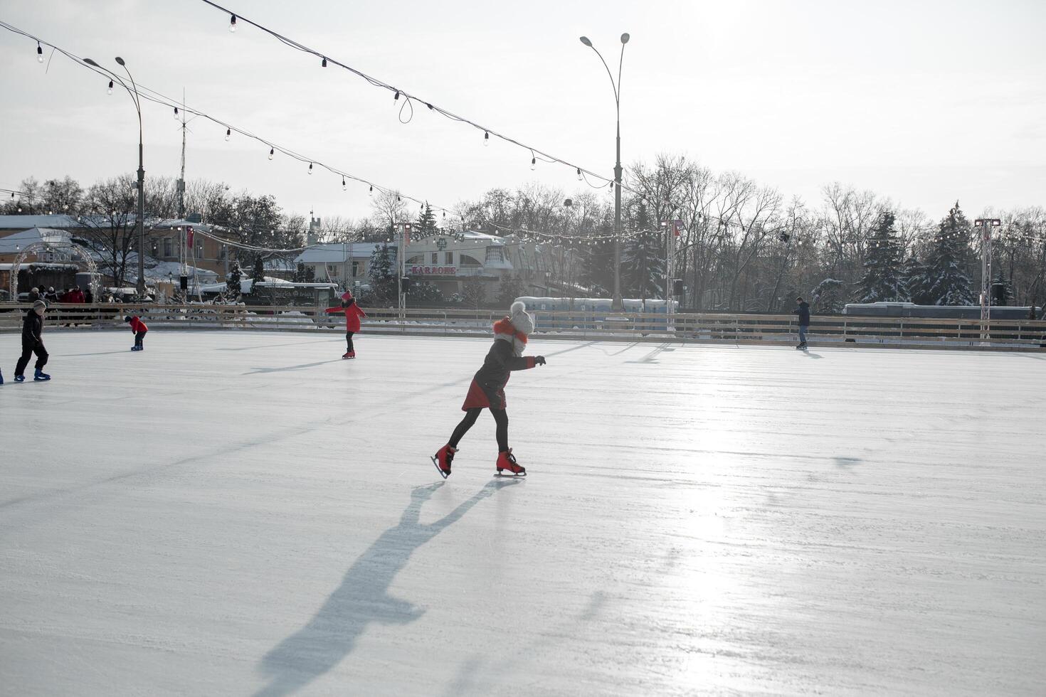 Ukraine, Charkow 30 Dezember 2018 Menschen Schlittschuh im das Stadt Park auf Freiheit Quadrat. Ausgezeichnet Familie Freizeit auf Wochenenden und Feiertage. foto